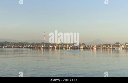 L'atmosfera del porto di Paiton, dove sono ancorate molte barche da pesca colorate, Probolinggo, Giava Orientale, Indonesia Foto Stock