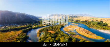 Ampia e panoramica vale nella città di Kurow con i torrenti del fiume Waitaki tra le catene montuose - panorama della nuova Zelanda. Foto Stock