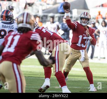 Il quarterback dei San Francisco 49ers Brock Purdy (13) lanciò contro i Denver Broncos nel primo quarto di una gara di pre-stagione al Levi's Stadium di Santa Clara, California, sabato 19 agosto 2023. I 49ers sconfissero i Broncos 21-20. Foto di Terry Schmitt/UPI Foto Stock