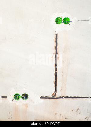 Backbox in plastica per prese o interruttori inseriti nei fori praticati sulla parete Foto Stock