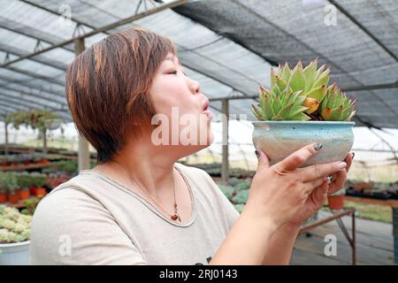 Contea di Luannan - 5 giugno 2019: Una donna giardiniera è responsabile delle piante carnivore nel giardino, contea di Luannan, provincia di Hebei, Cina Foto Stock