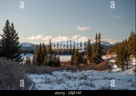 Colorado's Echo Lake, sulla strada per Mount Evans, in inverno. Alcuni picchi del Continental divide sono in lontananza. Foto Stock