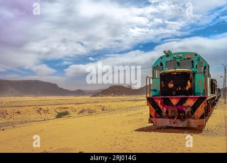 Treno obsoleto da un'era passata a Wadi Rum, il famoso deserto Giordano. Foto Stock