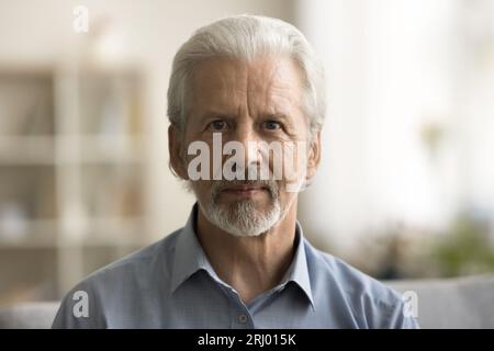 Serio bell'uomo dai capelli grigi anziano caucasico con barba nascosta Foto Stock