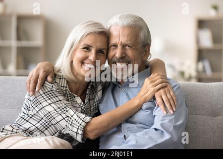 Felice coppia in pensione anziana innamorata in posa per un ritratto di famiglia Foto Stock