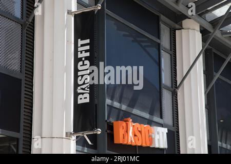 Pau , Francia - 08 17 2023 : logo Basic Fit insegna sport fitness club e testo marchio sulla facciata della parete catena centro palestra Basic-FIT Foto Stock