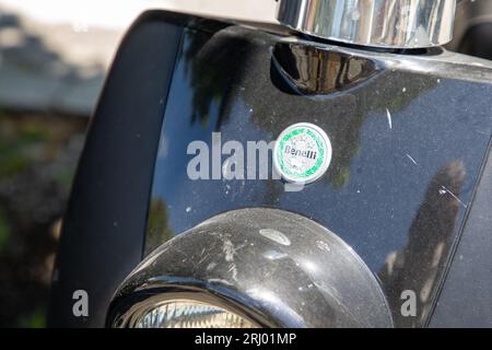 Milano , Italia - 08 07 2023 : logo Benelli moto marchio e testo su scooter moto nero da Italia e cina Foto Stock
