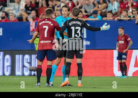 Pamplona, Spagna. 19 agosto 2023. Jon Moncayola (centrocampista; CA Osasuna), Aitor Fernandez (portiere; CA Osasuna) e arbitro reagiscono durante la partita spagnola la Liga Santander tra CA Osasuna e Atletic Club al Sadar Stadium. Punteggi finali; CA Osasuna; 0-2 Atletic Club. (Foto di Fernando Pidal/SOPA Images/Sipa USA) credito: SIPA USA/Alamy Live News Foto Stock