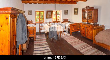 Martin, Slovacchia - 08 10 2023: Interno del soggiorno storico tradizionale in una capanna di legno al Museo del Villaggio Slovacco Foto Stock