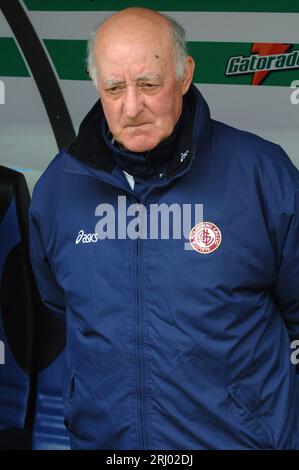 Milano Italia 2006-04-30 : Carlo Mazzone, allenatore Livorno, durante la partita AC Milan - AS Livorno Foto Stock