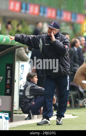 Milano Italia 2004-04-18 : Carlo Mazzone, allenatore di Bologna, durante la partita FC Inter - FC Bologna Foto Stock