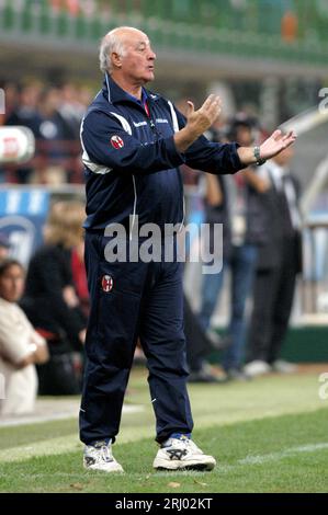 Milano Italia 2003-09-13 : Carlo Mazzone, allenatore di Bologna, durante la partita AC Milan - FC Bologna Foto Stock