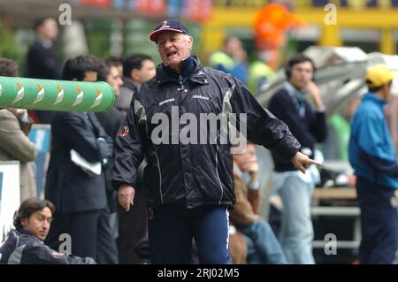 Milano Italia 2004-04-18 : Carlo Mazzone, allenatore di Bologna, durante la partita FC Inter - FC Bologna Foto Stock