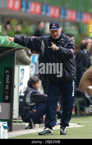 Milano Italia 2004-04-18 : Carlo Mazzone, allenatore di Bologna, durante la partita FC Inter - FC Bologna Foto Stock