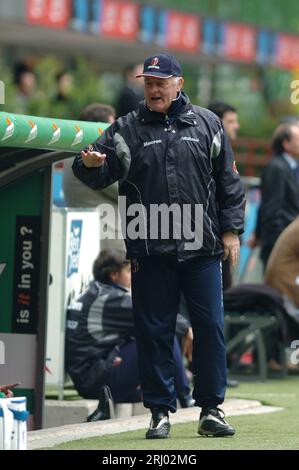 Milano Italia 2004-04-18 : Carlo Mazzone, allenatore di Bologna, durante la partita FC Inter - FC Bologna Foto Stock