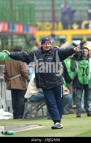 Milano Italia 2004-04-18 : Carlo Mazzone, allenatore di Bologna, durante la partita FC Inter - FC Bologna Foto Stock