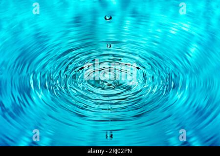Goccia di acqua cade in acqua Foto Stock