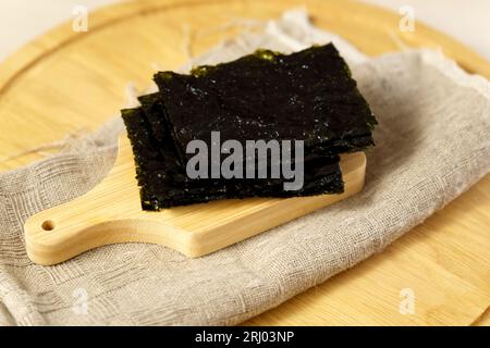 Nori di alghe secche croccanti con sale. Snack salutare. Messa a fuoco selettiva Foto Stock