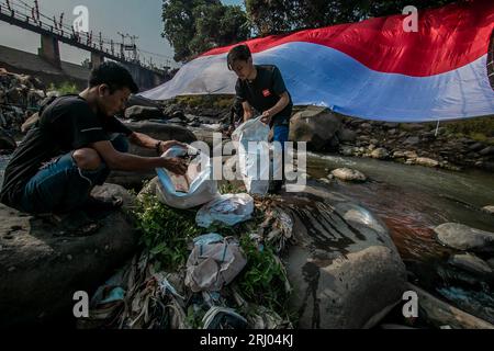 Un giorno per ripulire il fiume dalla spazzatura Foto Stock