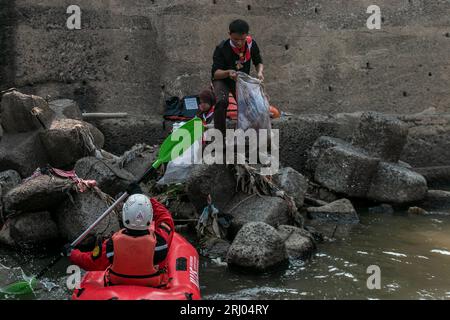 Un giorno per ripulire il fiume dalla spazzatura Foto Stock