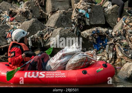 Un giorno per ripulire il fiume dalla spazzatura Foto Stock