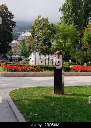 Piazza della Liberazione e Monumento all'uomo multietnico o multiculturale (centro a sinistra) Sarajevo, Bosnia ed Erzegovina, 19 agosto 2023. Foto Stock