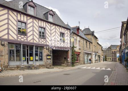 uno dei molti edifici incantevoli lungo la strada principale della città di combourg brittany Foto Stock
