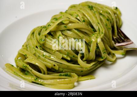 Trenette o Linguine con pesto verde alla genovese con basilico Foto Stock