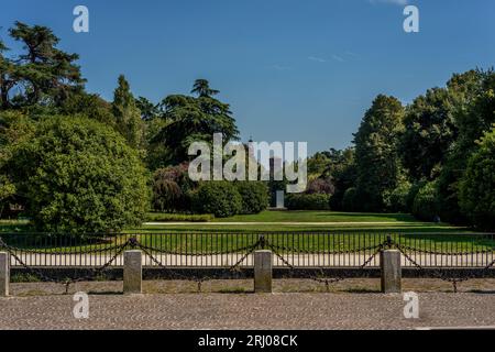 parco a milano con Castello Sforzesco sullo sfondo Foto Stock