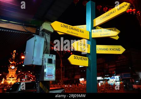 Guida di direzione cartello in legno sulla strada nel vicolo per i thailandesi e i viaggiatori stranieri visitano la città cercando e utilizza il viaggio del navigatore a Chiang Rai Foto Stock