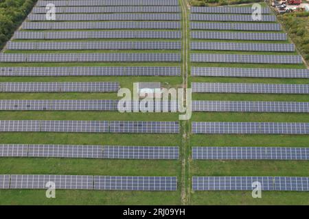 Centrale solare moderna, pannelli fotovoltaici produzione di energia elettrica verde, nuova centrale elettrica, crisi energetica europea 2022, Green Deal, ceco, aerea Foto Stock