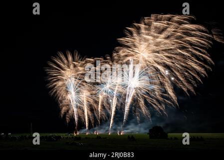 Belvoir Castle, Regno Unito. 19 agosto 2023. Le persone guardano i fuochi d'artificio dei pompieri, mentre tre compagnie competono l'una contro l'altra per il titolo Firework Champions, a Belvoir Castle, Leicestershire. Neil Squires/Alamy Live News Foto Stock