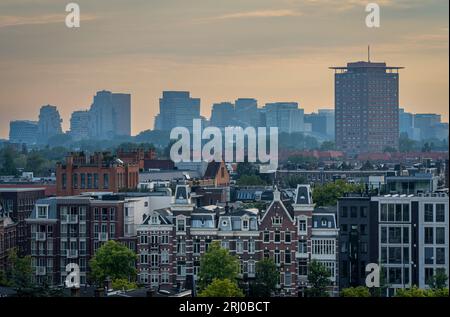 Skyline di Amsterdam visto dal tetto con vista su moderni e alti edifici nel quartiere Zuidas Foto Stock