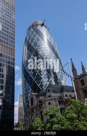 Londra, Regno Unito. 10 agosto 2023. Il contemporaneo edificio Gherkin nella City di Londra. Wikapedia lo elenca come 'formalmente 30 St Mary Axe e precedentemente noto come Swiss Re Building, è un grattacielo commerciale nel principale distretto finanziario di Londra, la City of London. È stato completato nel dicembre 2003 e inaugurato nell'aprile 2004. Con 41 piani, è alto 180 metri (591 piedi) e sorge sui siti dell'ex Borsa Baltica e camera di navigazione, che sono stati ampiamente danneggiati nel 1992 nell'attentato alla Borsa del Baltico da un dispositivo posto dall'IRA provvisorio a St Mary Axe, una stretta strada Foto Stock