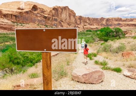 Empty Tourist Sign nel deserto dello Utah con escursioni turistiche sullo sfondo. Esegui il mock-up per qualsiasi testo Foto Stock