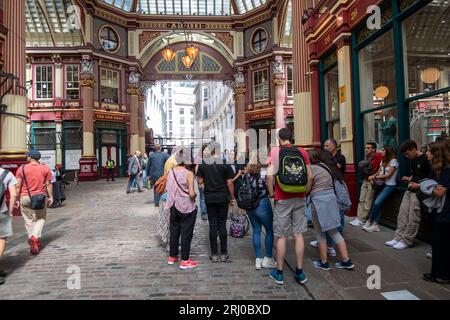 Londra, Regno Unito. 10 agosto 2023. Turisti al Leadenhall Market nella City di Londra. Wikapedia afferma che "è uno dei mercati più antichi di Londra, risalente al XIV secolo, e si trova nel centro storico del quartiere finanziario della City of London". Credito: Maureen McLean/Alamy Foto Stock