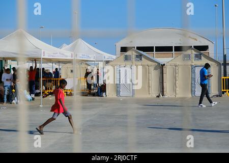 Porto Empedocle, Provincia di Agrigento, Sicilia, Italia, 17 agosto 2023, l'area d'attesa per i migranti trasferiti da Lampedusa il 2023 a Porto Empedocle. Foto Stock