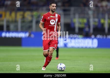 Milano, Italia. 19 agosto 2023. Roberto Gagliardini dell'AC Monza controlla la palla durante la partita di serie A tra FC Internazionale e AC Monza. Crediti: Marco Canoniero/Alamy Live News Foto Stock