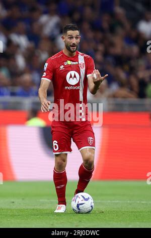 Milano, Italia. 19 agosto 2023. Roberto Gagliardini dell'AC Monza controlla la palla durante la partita di serie A tra FC Internazionale e AC Monza. Crediti: Marco Canoniero/Alamy Live News Foto Stock