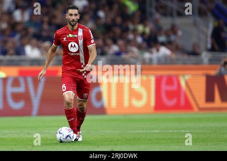 Milano, Italia. 19 agosto 2023. Roberto Gagliardini dell'AC Monza controlla la palla durante la partita di serie A tra FC Internazionale e AC Monza. Crediti: Marco Canoniero/Alamy Live News Foto Stock