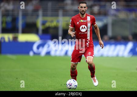 Milano, Italia. 19 agosto 2023. Roberto Gagliardini dell'AC Monza controlla la palla durante la partita di serie A tra FC Internazionale e AC Monza. Crediti: Marco Canoniero/Alamy Live News Foto Stock