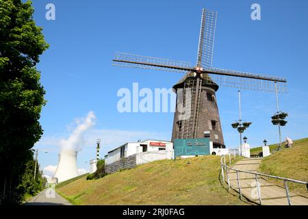 La struttura di catering "De Molen" nella città fantasma di Doel, con alle spalle la centrale nucleare, che recentemente ha suscitato grande preoccupazione in Zelanda Foto Stock