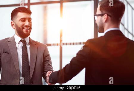 uomini e colleghi in tuta si incontrano nel corridoio degli uffici Foto Stock
