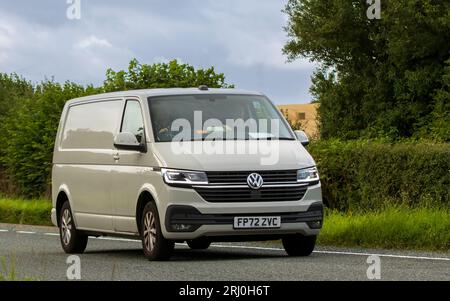 Woburn, Beds, UK - 19 agosto 2023: 2023 Volkswagen Transporter van che viaggia su una strada di campagna inglese. Foto Stock