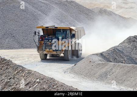 Dumper per impieghi gravosi Caterpillar 775G che lavora nella cava di Coldstone, Pateley Bridge Foto Stock