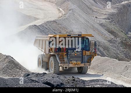 Dumper per impieghi gravosi Caterpillar 775G che lavora nella cava di Coldstone, Pateley Bridge Foto Stock