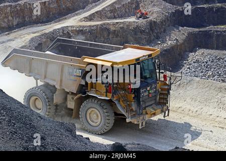 Dumper per impieghi gravosi Caterpillar 775G che lavora nella cava di Coldstone, Pateley Bridge Foto Stock