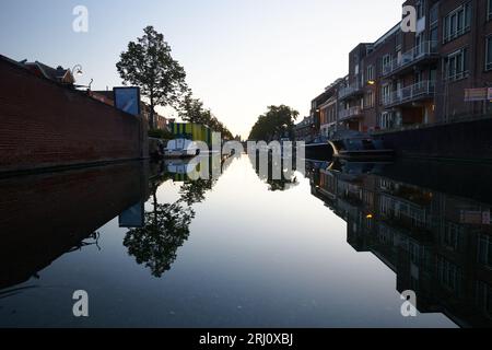 Le tradizionali case sul canale olandese lungo il fiume Spaarne nel centro della città di Haarlem Foto Stock