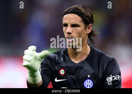 Milano, Italia. 19 agosto 2023. Yann Sommer del FC Internazionale gestisce durante la partita di serie A tra FC Internazionale e AC Monza allo Stadio Giuseppe Meazza . Crediti: Marco Canoniero/Alamy Live News Foto Stock