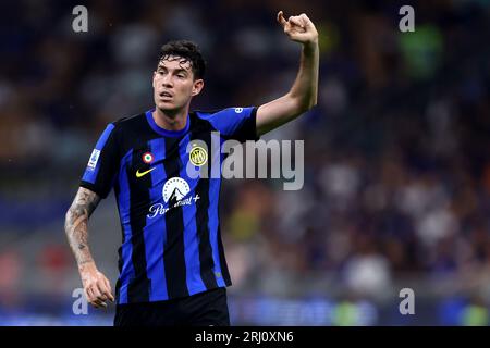 Milano, Italia. 19 agosto 2023. Alessandro bastoni del FC Internazionale gestisce durante la partita di serie A tra FC Internazionale e AC Monza allo Stadio Giuseppe Meazza. Crediti: Marco Canoniero/Alamy Live News Foto Stock